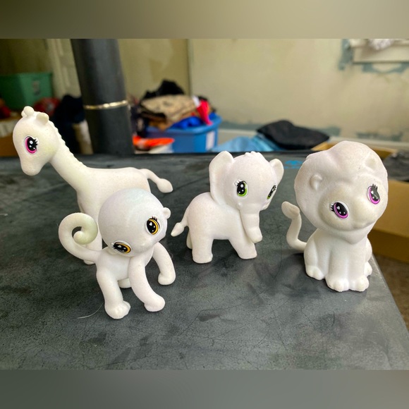 Crayola Lot 4 White Flocked Velvety Lion Giraffe Elephant & Monkey Play Animals - Picture 1 of 11